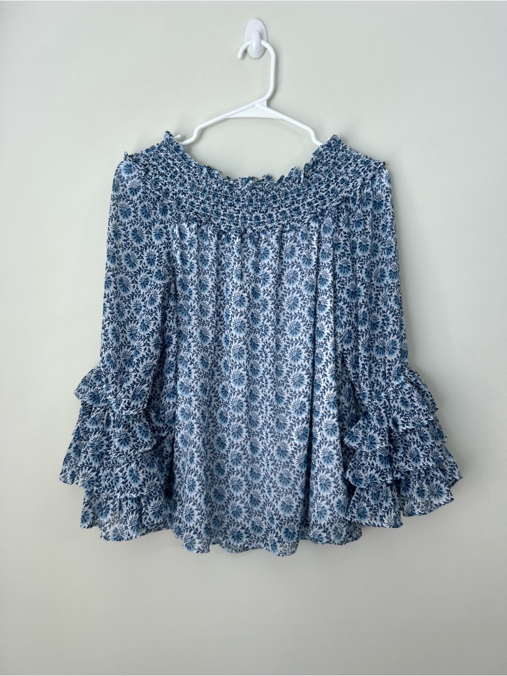 CeCe Blue White Flower Ruffled Sleeve Boho Peasant Top Womens Large Smocked Neck